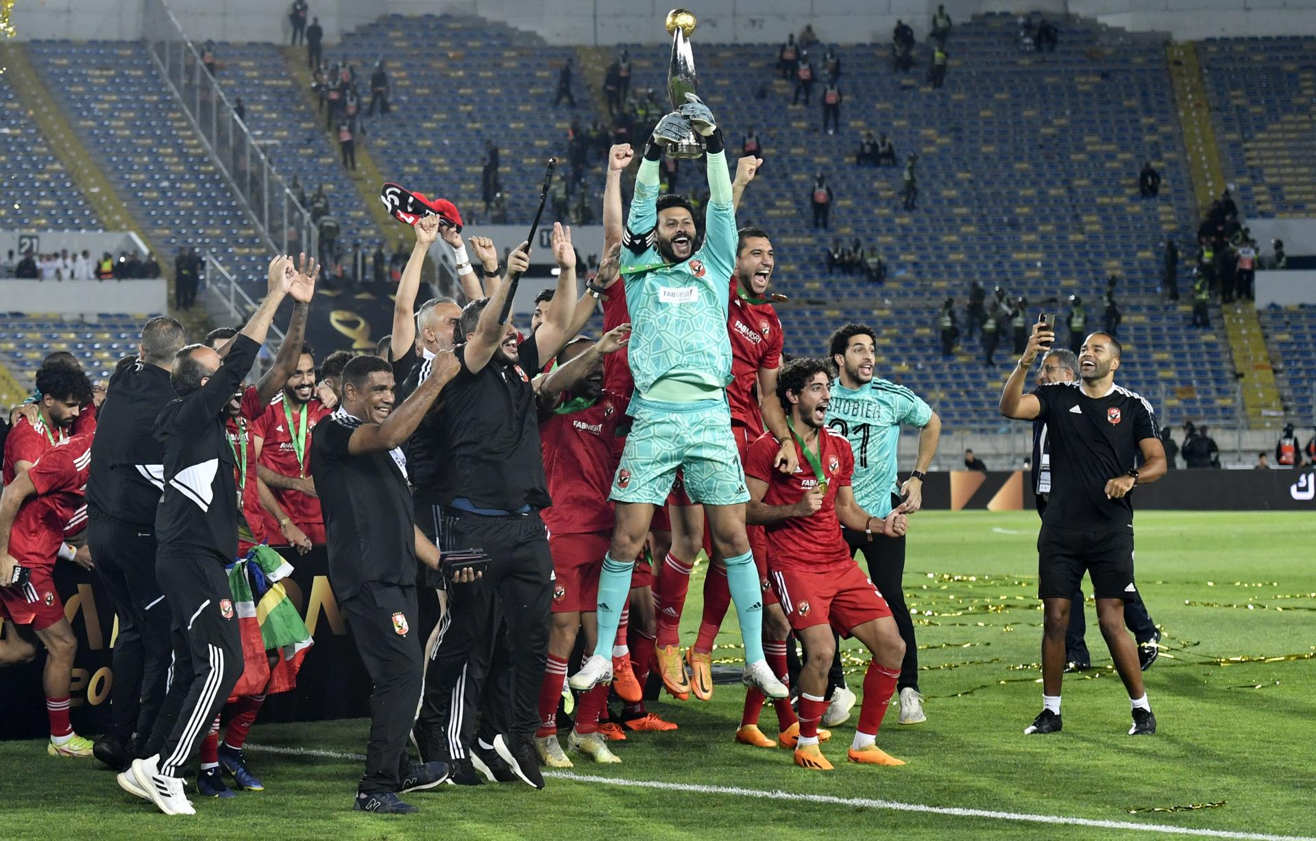 Jugadores del Al Ahly celebran con el trofeo de la CAF Champions League